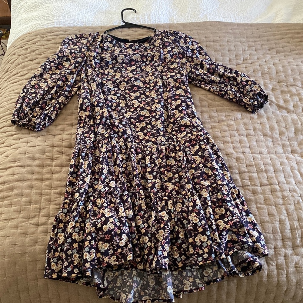 Vici floral dress. No tags- but never worn! Great condition